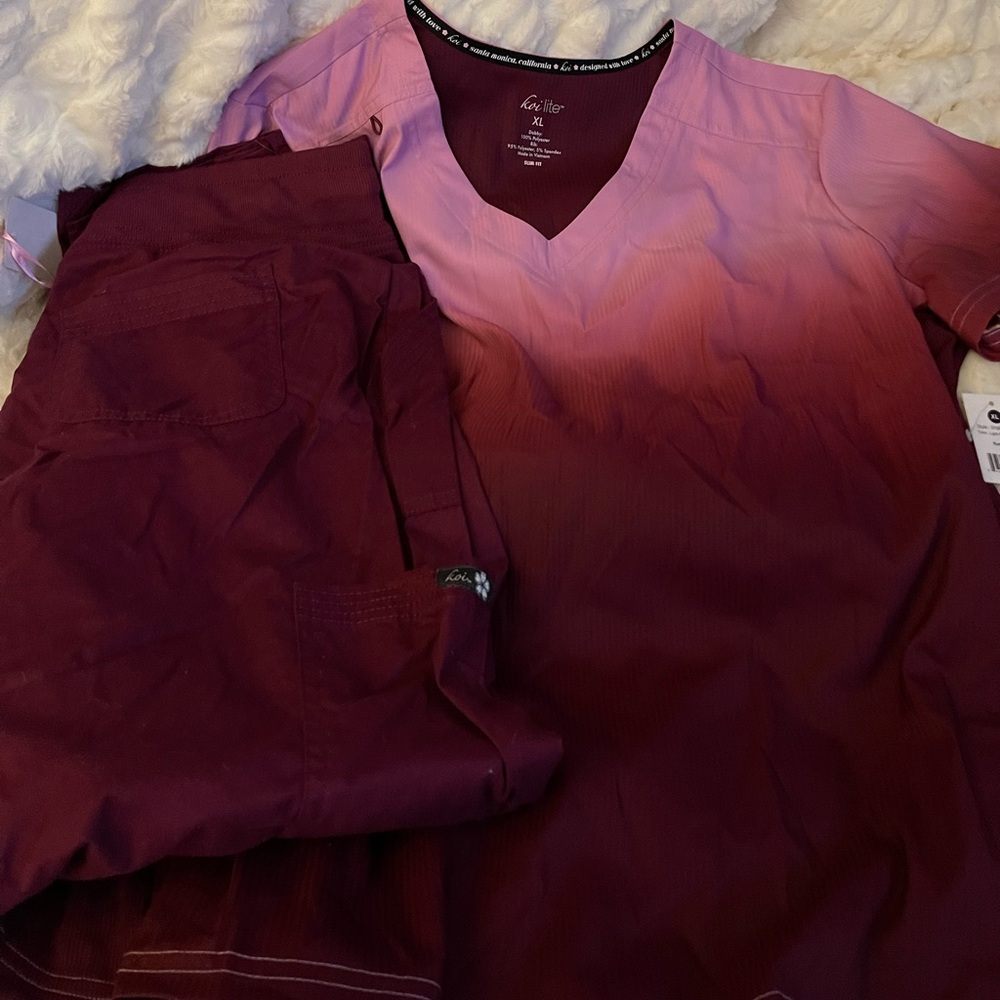 KOI Burgundy/Pink Ombré scrub set. Size XL. NWT